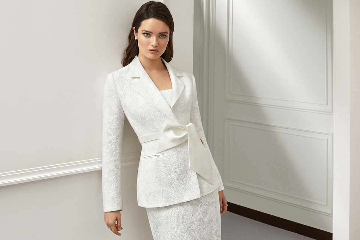 Giovane sposa indossa un abito per matrimonio in inverno