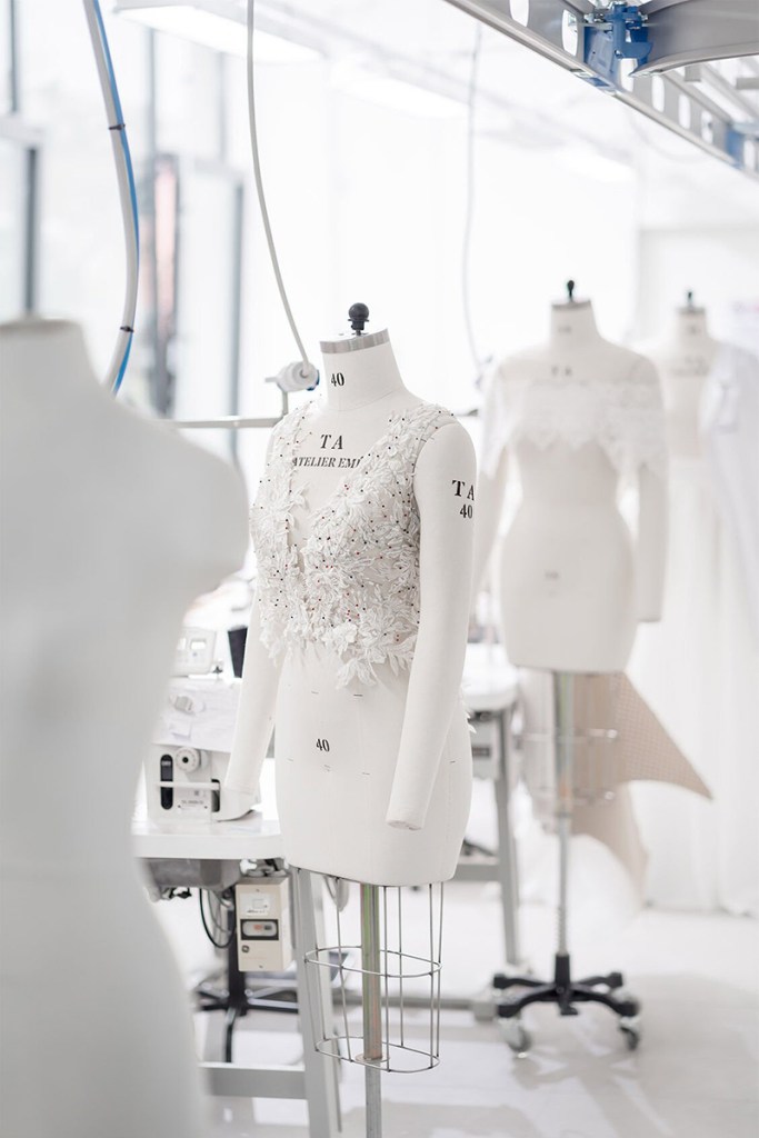 Produzione di un abito da sposa per matrimonio in inverno