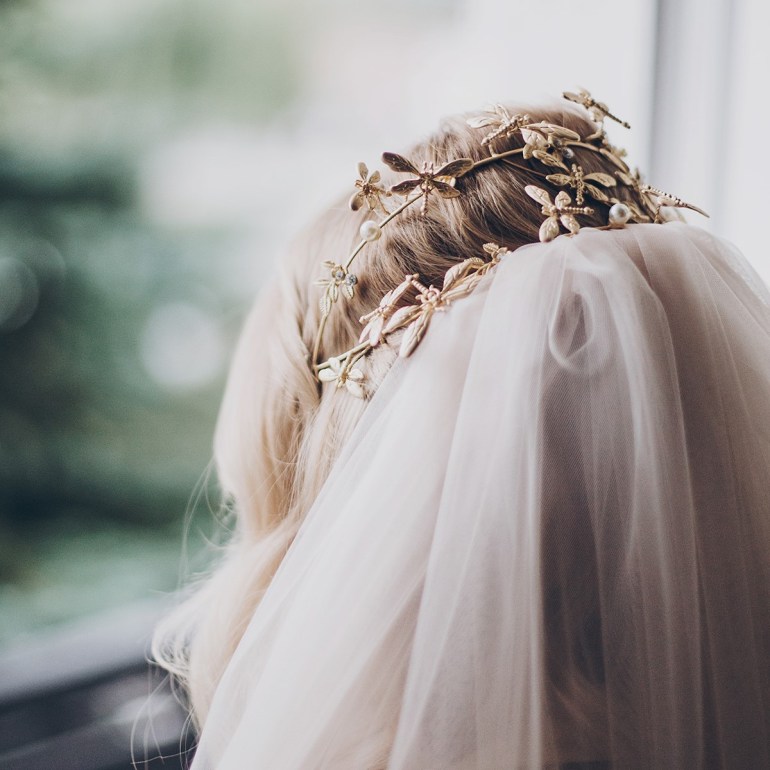 Dettaglio velo da sposa corto per matrimonio in inverno