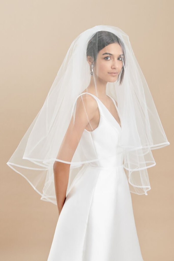 Sposa con velo da sposa medio