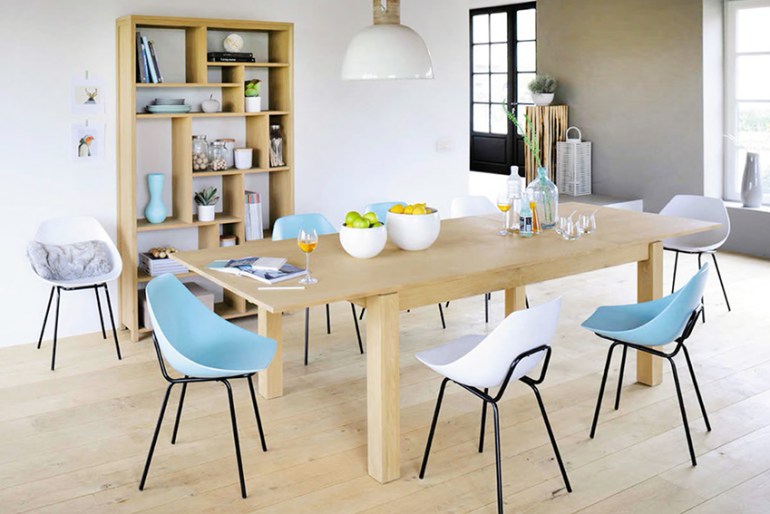 Sala da pranzo con arredi in legno chiaro aiutano a rendere la stanza più luminosa