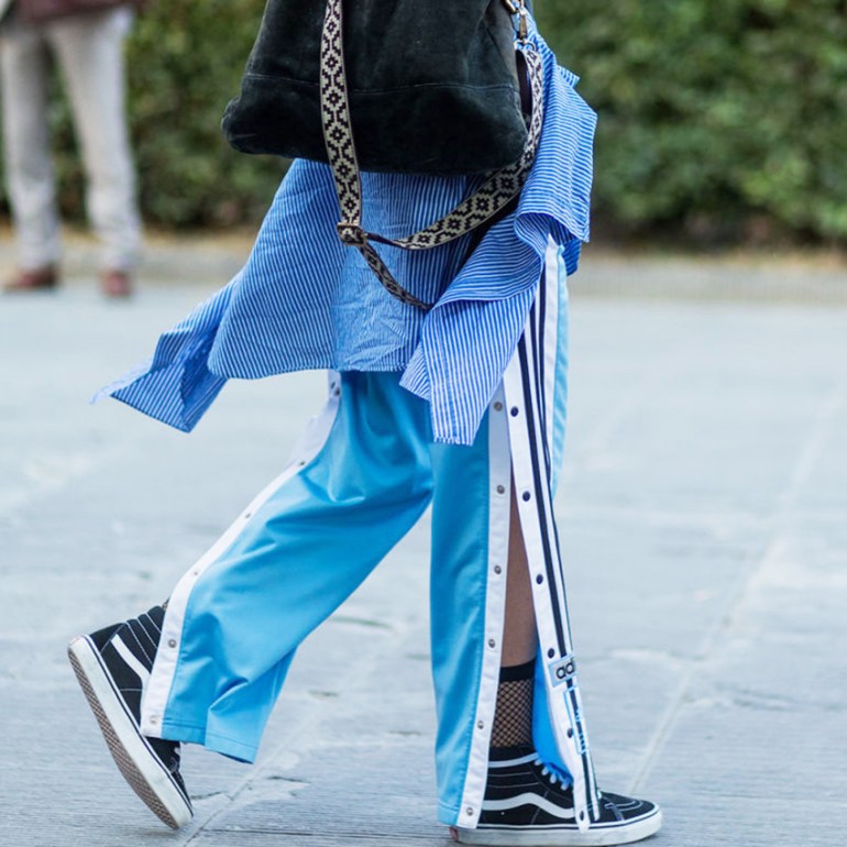 moda_pantaloni_tuta_aperti_lato