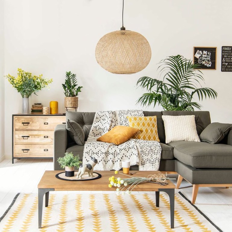 Ambiente luminoso con lampadario di Maison du Monde