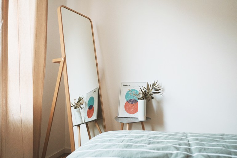 Specchio da letto in legno in camera da letto rende la stanza più luminosa